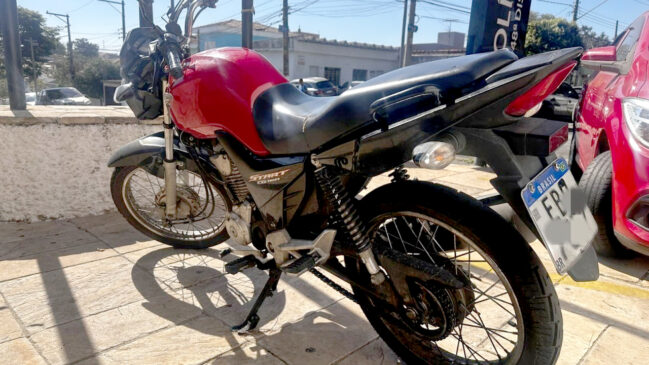 Ao consultar o emplacamento da motocicleta, que estava adulterada com fita isolante, os agentes constataram que se tratava de outro veículo