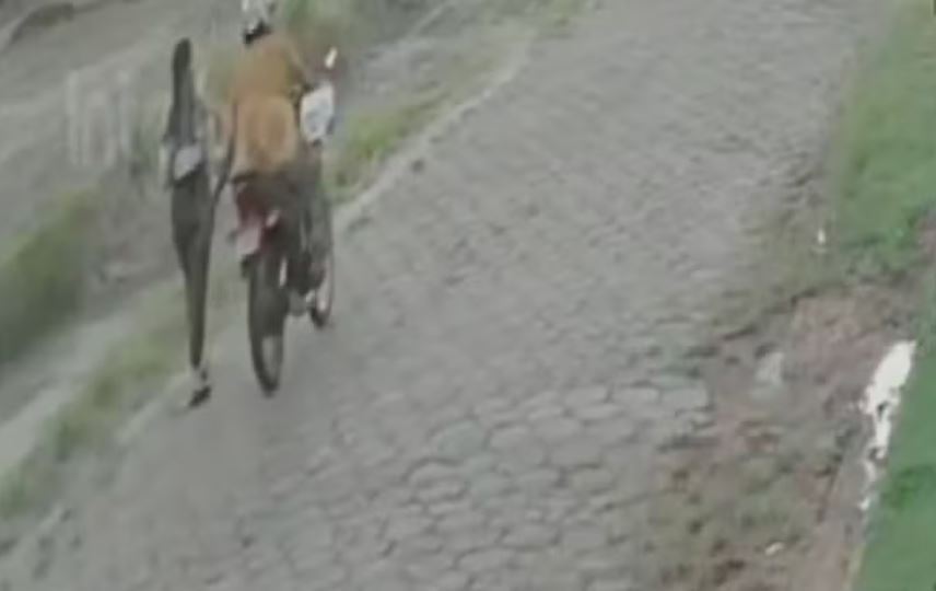 Mulher leva um tapa na bunda enquanto caminhava com a filha no colo no interior de São Paulo
