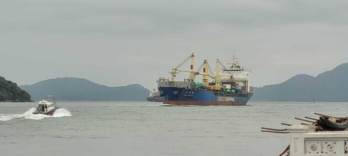 Navio vindo da China desembarcou no Porto de Santos neste sábado