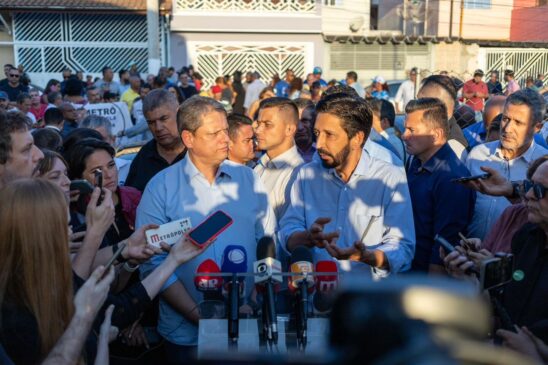 Tarcísio e Nunes durante anúncio em São Paulo