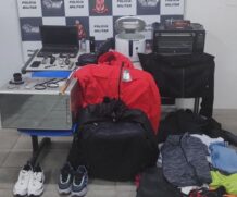 Criminosos mantiveram uma das vítimas que estava na residência em cárcere privado, tirando fotos dela enquanto roubavam objetos de valor