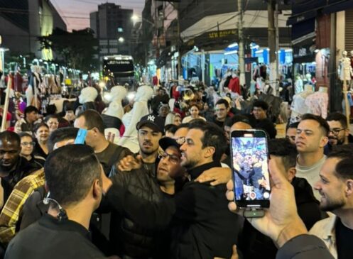 O pré-candidato Pablo Marçal visitou a Feira da Madrugada neste sábado