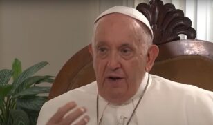 O papa Francisco pede oração para vítimas de queda de avião