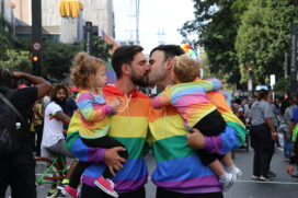 Pais com seus dois filhos na 28ª Parada do Orgulho LGBT+