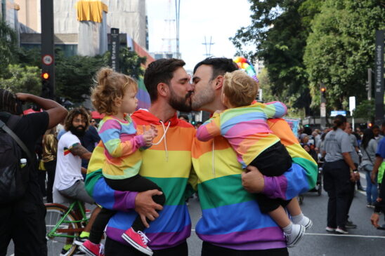 Pais com seus dois filhos na 28ª Parada do Orgulho LGBT+