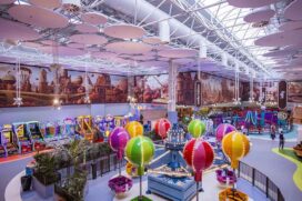 Com cerca de 3.000 m², o parque indoor oferece atrações como carrossel, pista de bate-bate, montanha-russa