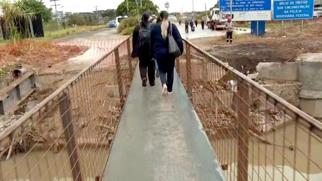 Passarela provisória é colocada para pedestres após ponte ceder com chuvas em Guarulhos, na Grande SP