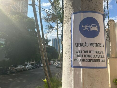 Aviso afixado em poste da rua Dr. Costa Júnior, na região de Perdizes