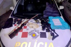 A Polícia Civil apreendeu com os assaltantes uma espingarda, um pé de cabra e uma arma de airsoft