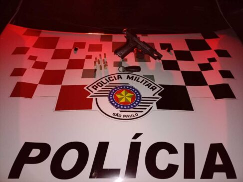 Pistola e munições encontradas com o suspeito
