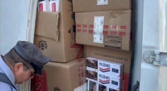 Durante a vistoria veicular, foram localizados 50 mil maços de cigarros contrabandeados