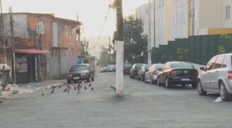 Enel diz que trabalha para remover poste no meio de rua em São Bernardo do Campo