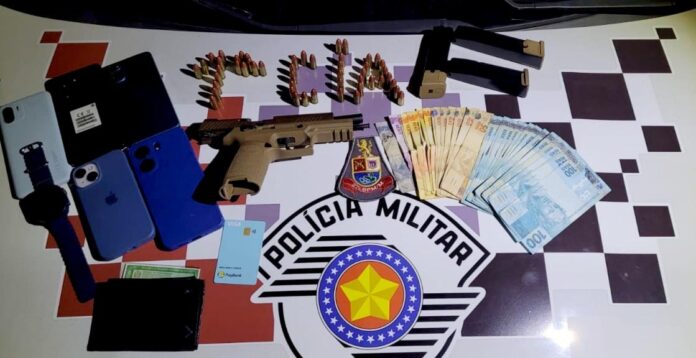 Durante a abordagem, foi localizada uma pistola da marca SIG SAUER calibre 9mm carregada com 16 munições, mais dois carregadores no bolso com 17 munições cada, uma quantia de R$ 2.514 em dinheiro e a chave de um veículo