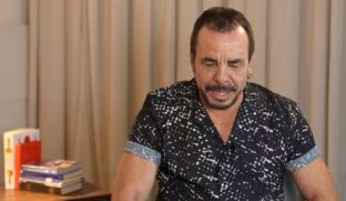 Cantor Ralf revela mágoa em entrevista para o Fantástico após a morte do irmão, Chrystian