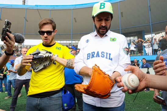 Ricardo Nunes e Felipe Becari durante reinauguração do estádio de beisebol