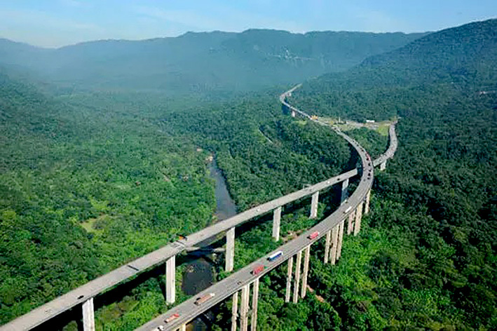 A pista norte da via Anchieta está bloqueada no trecho de serra por conta de acidente