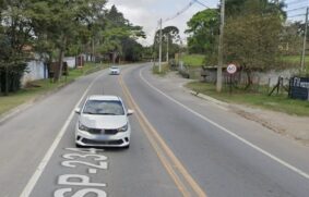 Um carro bateu em um poste na rodovia Prefeito Bento Rodes Domingues, em Itapecerica da Serra