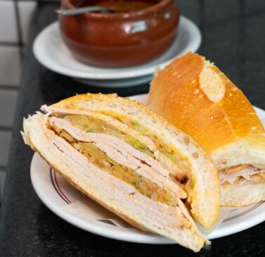 O tradicional sanduíche de pernil do Bar Estadão, no centro de São Paulo