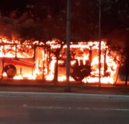 Na manhã desta terça-feira (4), um ônibus da Viação Fervima, pegou fogo na divisa entre Taboão da Serra e São Paulo e deixou o trânsito caótico