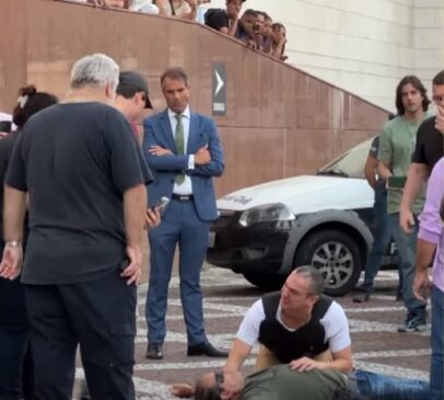 O suspeito de matar um idoso de 77 anos, identificado como Tiago Gomes de Souza, se jogou no chão, chorou de joelhos e pediu desculpas durante a reconstituição do crime