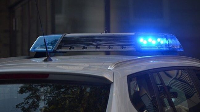 O policial, que se preocupa em "prender bandido", não sabe acolher o parente desesperado que chega à Delegacia, e em geral age com preconceito