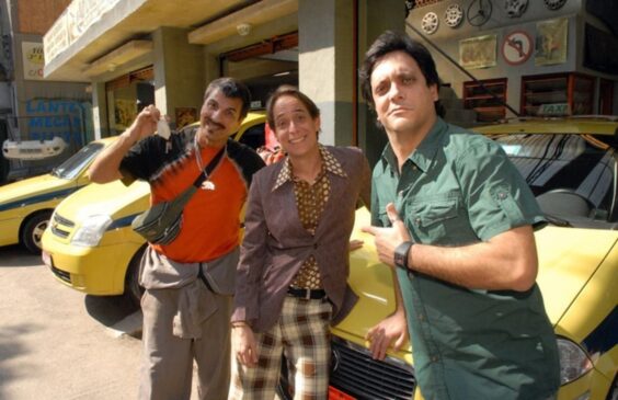Paulão da Regulagem (Evandro Mesquita), Agostinho Carrara (Pedro Cardoso) e Tuco (Lúcio Mauro Filho) na Carrara Táxi (ou Táxi Carrara)