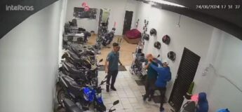 Três adolescentes invadiram uma loja de motos na Lapa