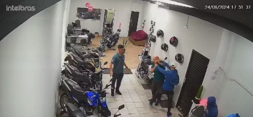 Três adolescentes invadiram uma loja de motos na Lapa