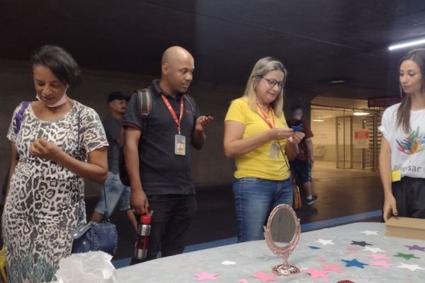 Visitantes fazem atividades sobre a importância do amor, afeto e emoções
