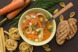 Aprenda a fazer uma sopa de legumes com macarrão