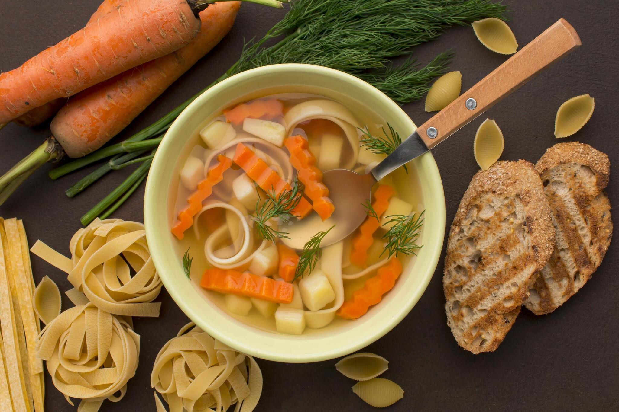 Aprenda a fazer uma sopa de legumes com macarrão