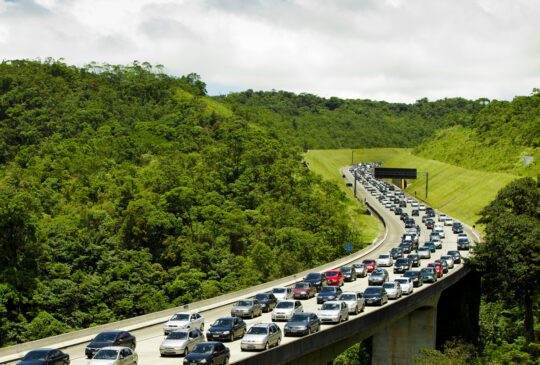 A concessionária Ecovias estima que aproximadamente 364 mil veículos descerão a serra