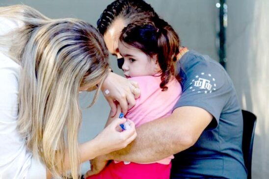 A imunização está disponível nas Unidades Básicas de Saúde (UBSs) e Assistências Médicas Ambulatoriais (AMAs)/UBSs Integradas