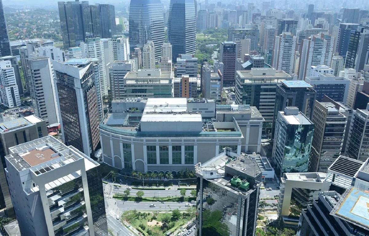Vista aérea de shopping na Vila Olímpia, em São Paulo