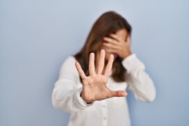 Apesar de decisão judicial, mulher teve o procedimento negado em três hospitais e foi obrigada a ouvir os batimentos cardíacos do feto
