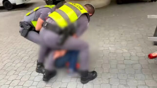 Policial Militar aplica golpe proibido desde 2020 em abordagem