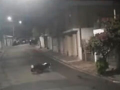 Moto é arremessada longe após a colisão