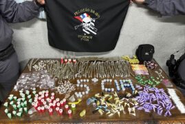 Com os suspeitos foram encontrados 174 invólucros de maconha, 150 pinos de cocaína, 93 pedras de crack, 20 balas sintéticas