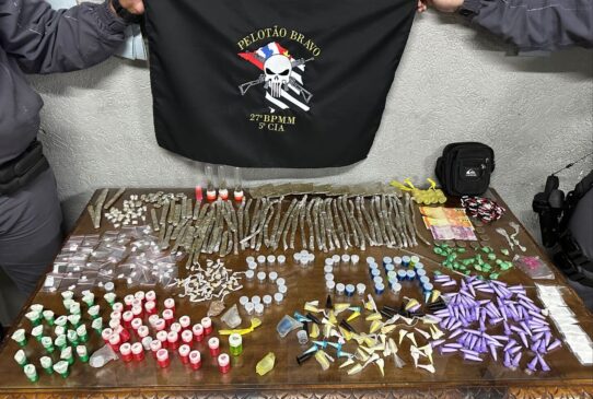 Com os suspeitos foram encontrados 174 invólucros de maconha, 150 pinos de cocaína, 93 pedras de crack, 20 balas sintéticas