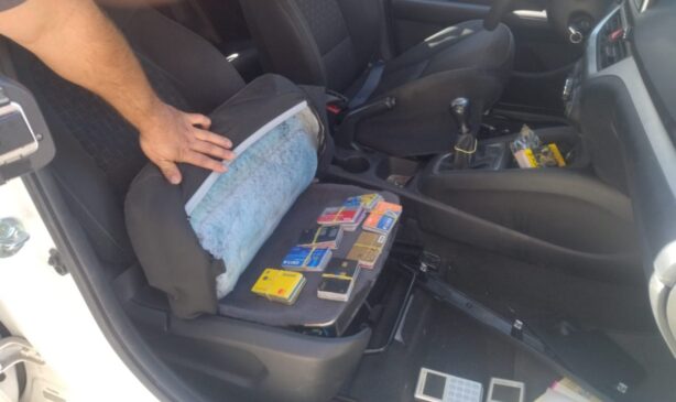 Ao realizar vistoria no veículo, os militares encontraram um fundo falso no painel do carro e outro entre os estofados do banco do passageiro
