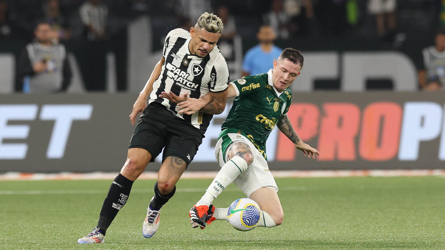 O gol do Botafogo foi marcado por Tiquinho Soares