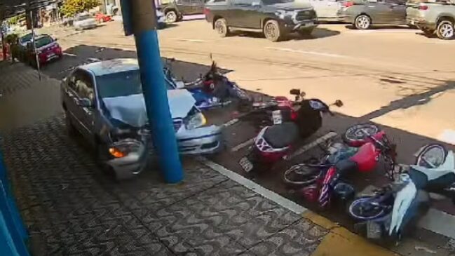 Idoso passou por cima de motocicletas e só parou após bater em poste