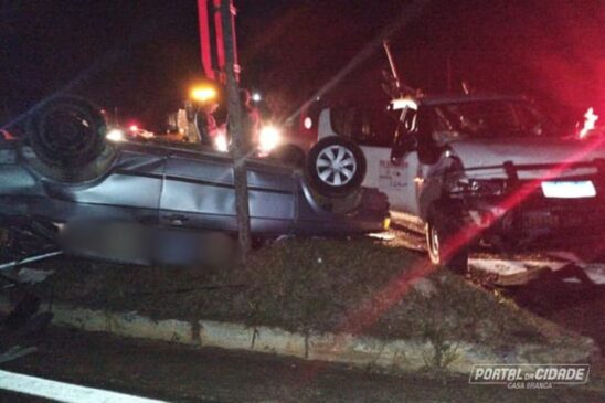 Veículo foi arrastado e capotou antes de parar em canteiro