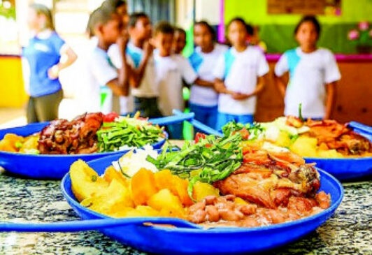 O cardápio mantém o cuidado com os grupos nutricionais oferecidos às crianças, adolescentes e adultos que estudam na rede
