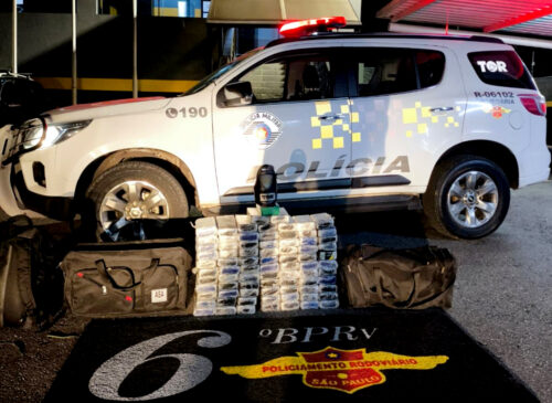 A Polícia Militar Rodoviária encontrou 83 quilos de pasta base de cocaína em um carro na rodovia Ayrton Senna, em Guarulhos