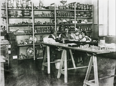 Saleta usada para a avaliação de donativos em um dos centros de coleta (1932)