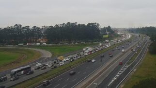 Trânsito carregado na Ayrton Senna no sentido da Capital