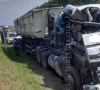 Duas carretas bateram em rodovia em Itu, no interior de SP