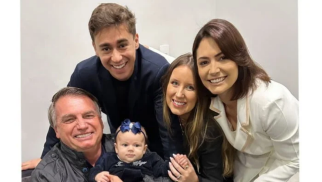 O ex-presidente Jair Bolsonaro (PL) apareceu em foto segurando a filha do deputado federal Nikolas Ferreira (PL-MG)