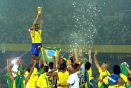 Cafu ergue a taça do penta em 2002